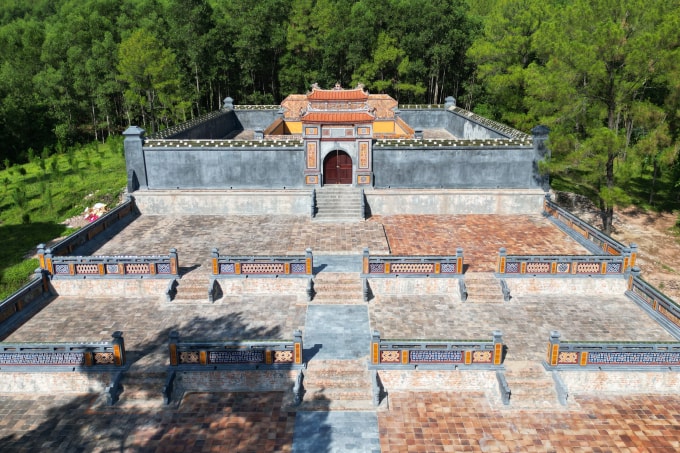 Lăng mộ Hoàng thái hậu Từ Dụ sau trùng tu không có nhà rường. Ảnh: Võ Thạnh