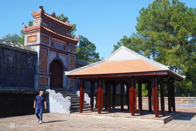 Căn nhà rường xây dựng kiên cố trước lối vào lăng. Ảnh: Vạn An