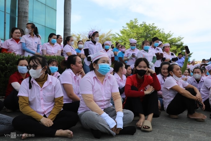 Công nhân Panko Vina tập trung vào khu hành chính của công ty, chiều 29/12. Ảnh: Lê Tuyết