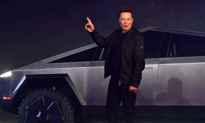 Elon Musk trên sân khấu ra mắt mẫu bán tải điện Cybertruck, tháng 11/2019. Ảnh: Quartz