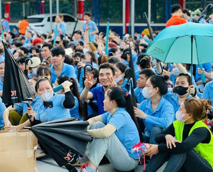 Công nhân Motomotion Việt Nam trong giờ vui chơi ngoài giờ làm. Ảnh: An Phương