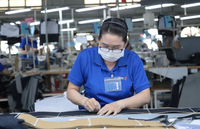 Công nhân nhà máy PPJ ở Tăng Nhơn Phú, TP HCM. Doanh nghiệp này đang cần tuyển gần 100 lao động, nhiều vị trí, thu nhập từ 9-15 triệu đồng mỗi tháng. Ảnh: Lê Tuyết