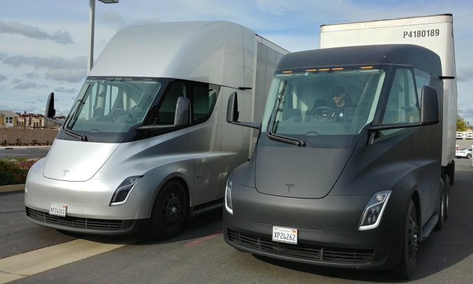 Hai nguyên xe đầu kéo chạy điện của Tesla ở California. Ảnh: Korbitr