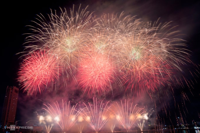 Pháo hoa đội Z121 Việt Nam trong màn mở đầu Lễ hội pháo hoa quốc tế Đà Nẵng 2025. Ảnh: Nguyễn Đông.