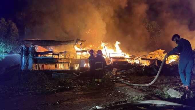 Lực lượng PCCC nổ lực dập lửa. Ảnh: Chúc Ly