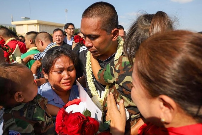 Một binh sĩ Campuchia đoàn tụ với người thân tại sân bay cũ của Phnom Penh ngày 31/12/2025 sau 5 tháng bị Thái Lan bắt giam. Ảnh: AFP