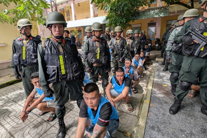 Cảnh sát bắt nhiều người liên quan. Ảnh: Công an TP HCM