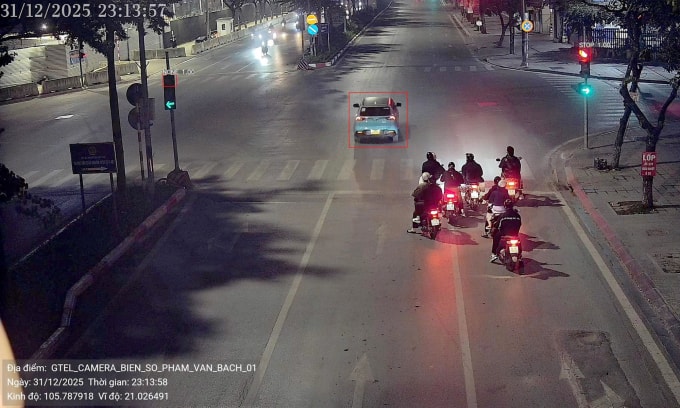 Camera AI tự động ghi hình ôtô con vượt đèn đỏ khoảng 23h13 ngày 31/12/2025. Nguồn: Cục CSGT