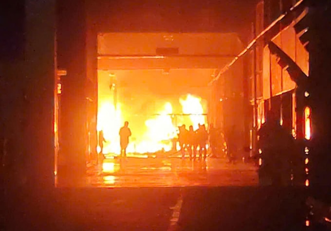 Lửa cháy ngùn ngụt tại kho phụ tùng của cửa hàng ôtô. Đình Văn