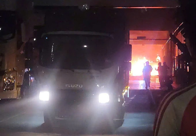 Một số ôtô đỗ gần đám cháy được di dời ra ngoài, tránh cháy lan. Đình Văn