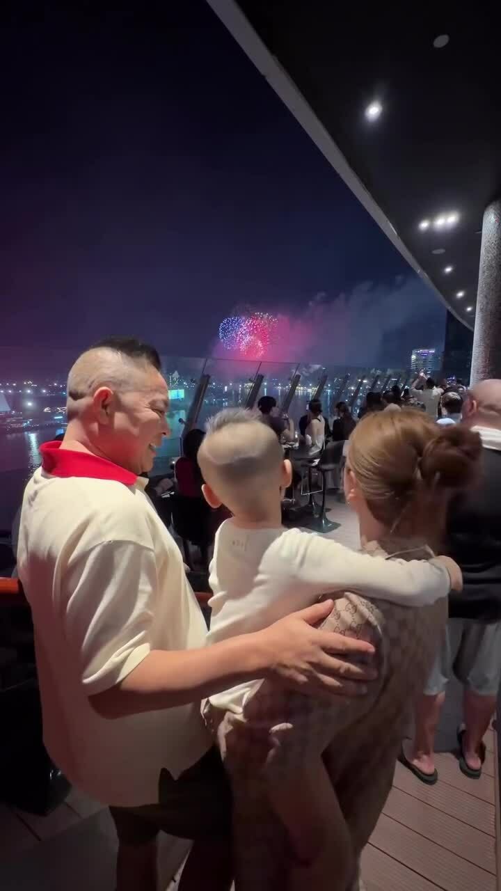 Gia đình Bảo Thy xem pháo hoa