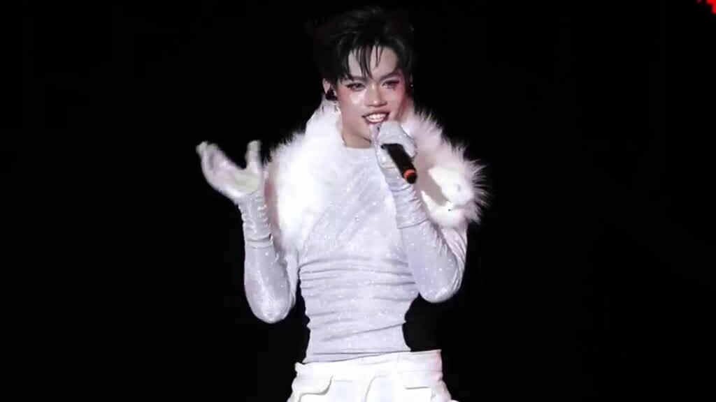 Pháp Kiều hát, nhảy cùng fan