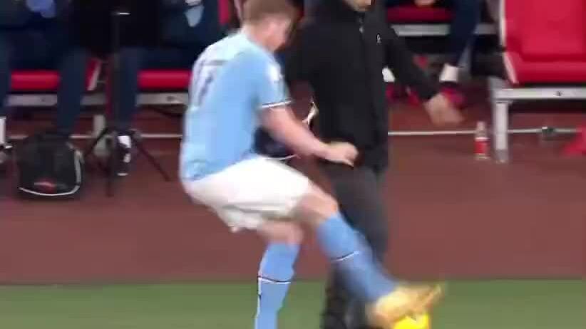 Arteta tranh chấp với De Bruyne