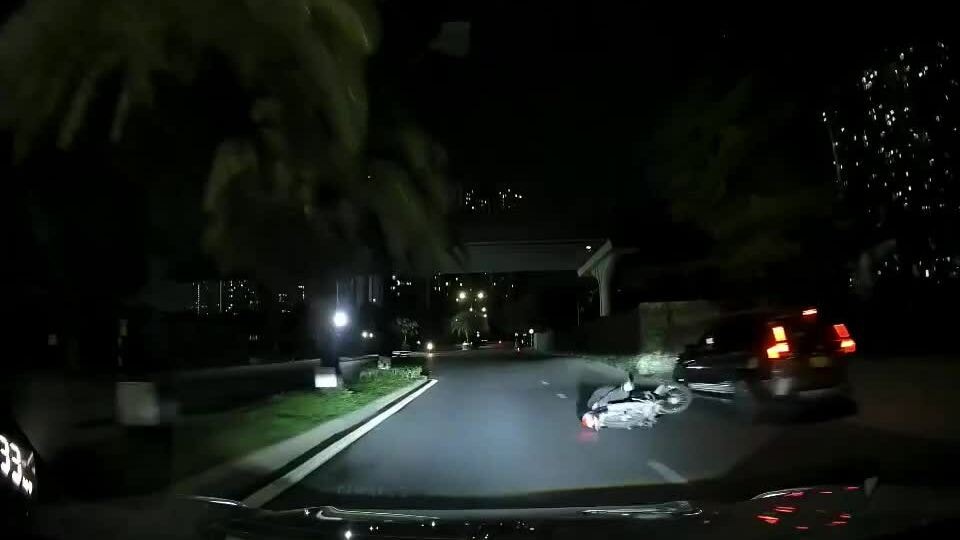 Người đi xe máy húc vào ô tô đang đỗ bên đường