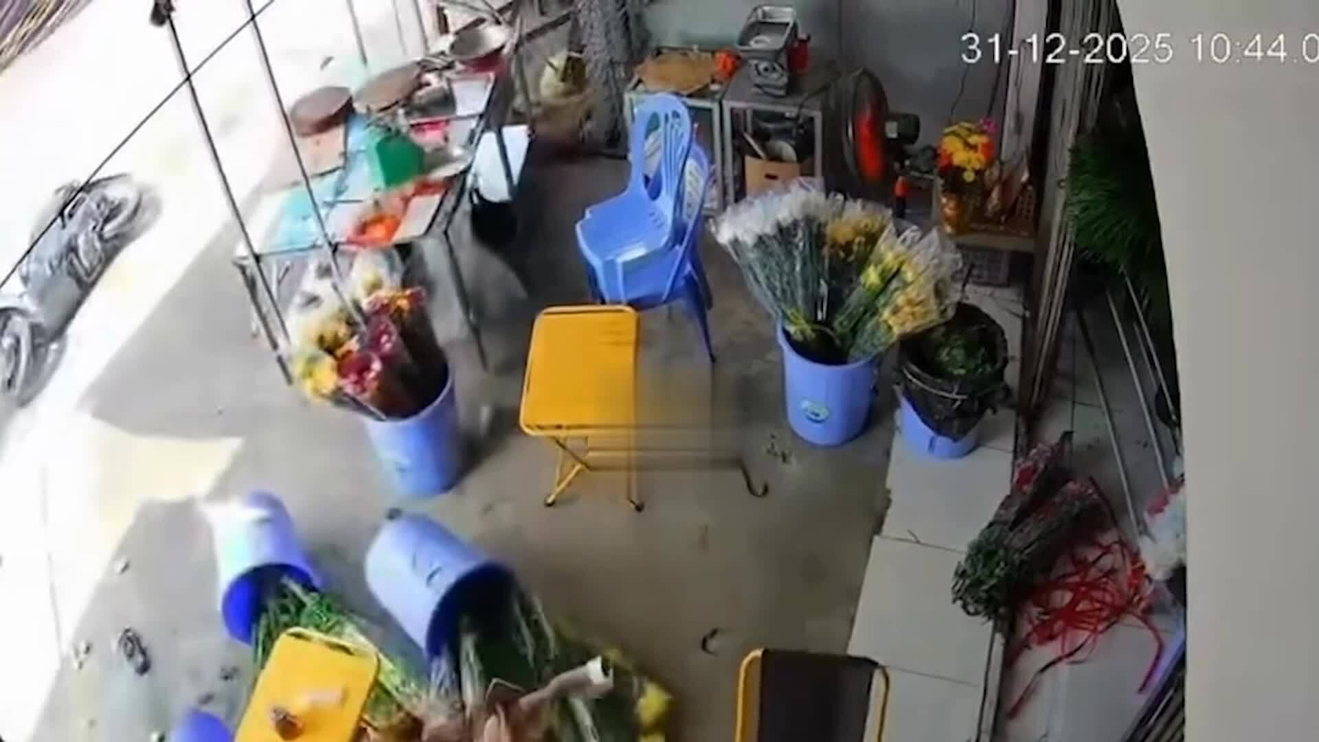 Xe đầu kéo văng bánh trúng người phụ nữ trọng thương