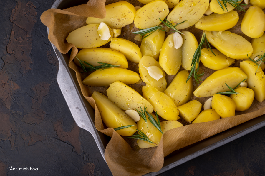 khoai tây nướng cùng dầu ô liu, tỏi và một chút quế