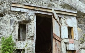 Ngôi làng kỳ lạ chỉ mở cửa cho du khách tham quan 12 ngày mỗi năm - Ảnh 2.