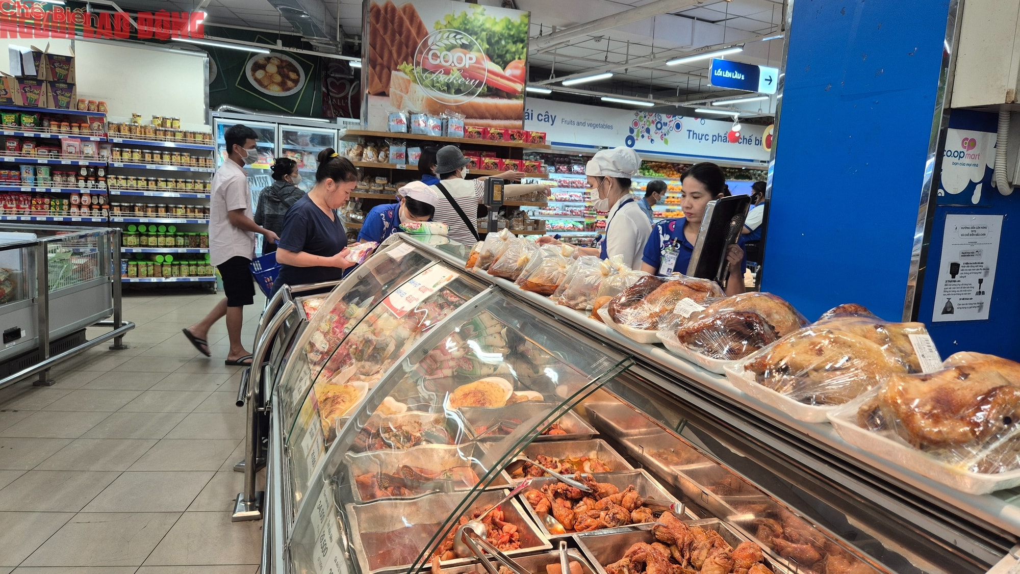 Người tiêu dùng TPHCM xếp hàng mua heo quay , vịt quay ăn Tết Tây - Ảnh 1.