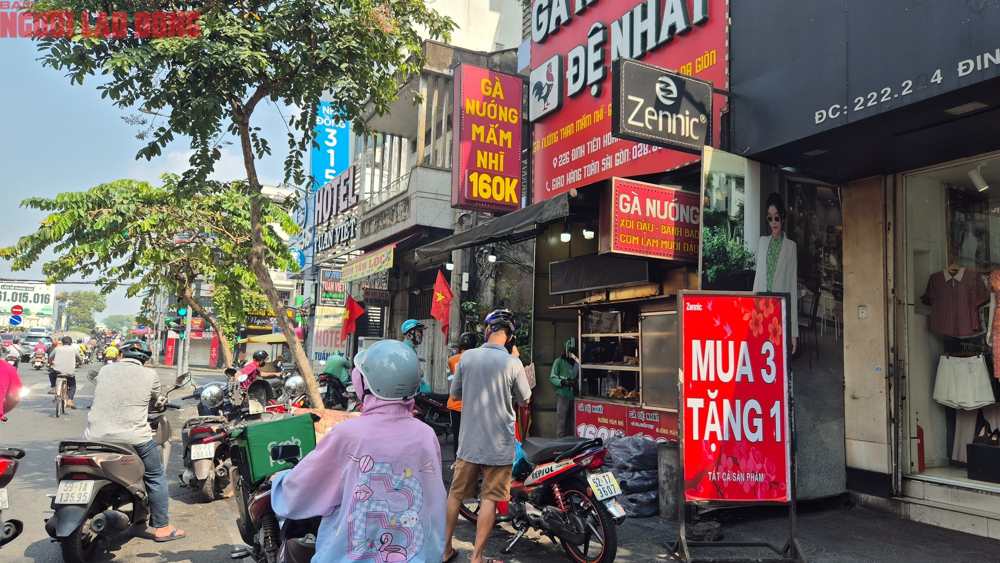 Người tiêu dùng TPHCM xếp hàng mua heo quay , vịt quay ăn Tết Tây - Ảnh 4.