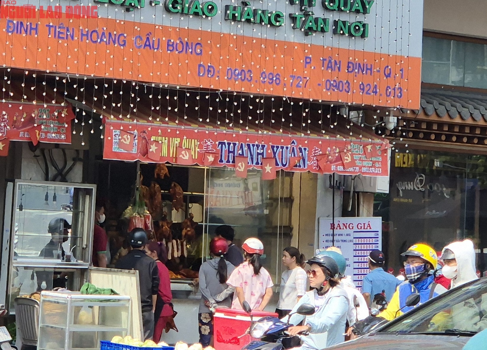 Người tiêu dùng TPHCM xếp hàng mua heo quay , vịt quay ăn Tết Tây - Ảnh 5.