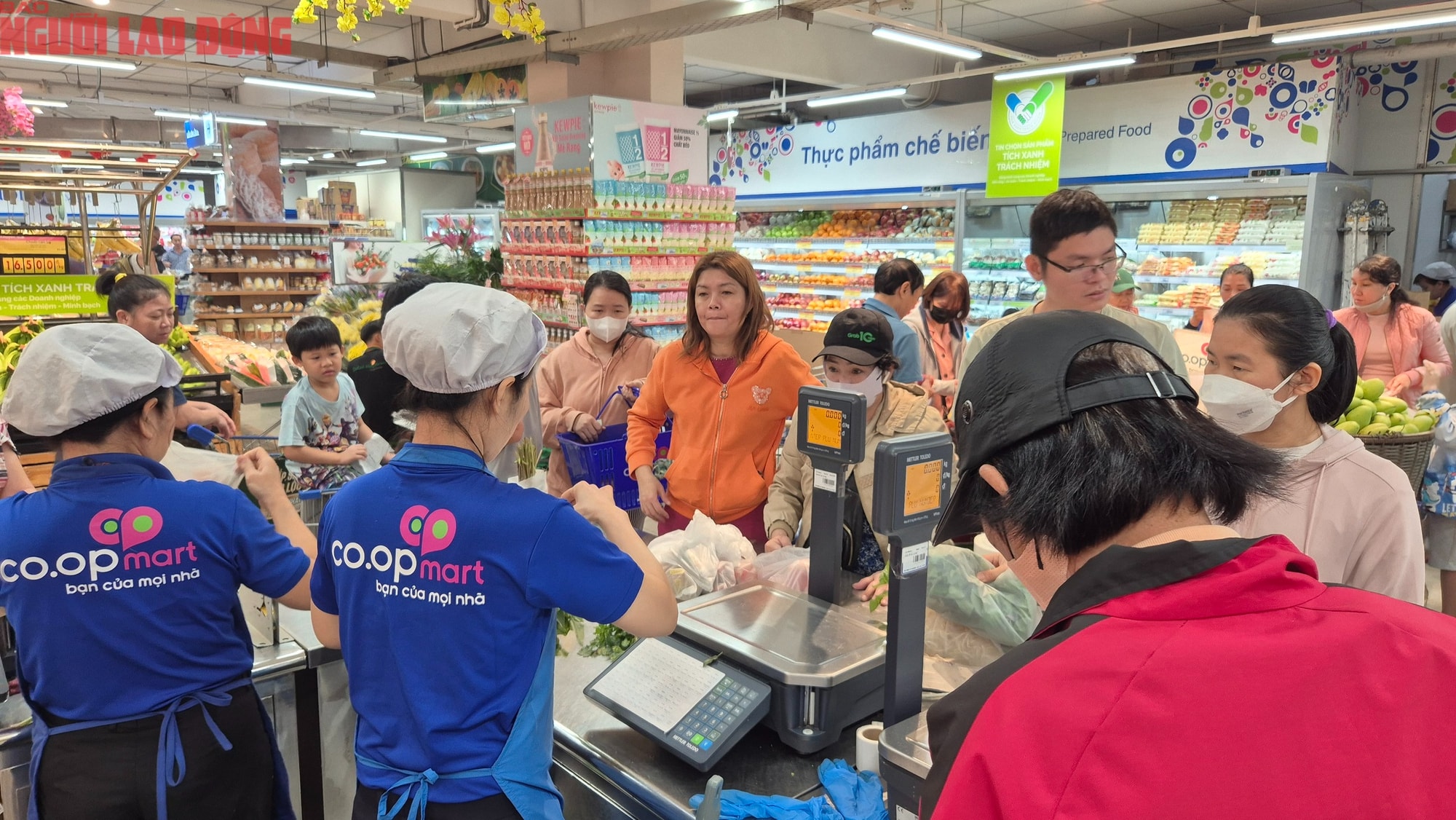 Người tiêu dùng TPHCM xếp hàng mua heo quay , vịt quay ăn Tết Tây - Ảnh 6.