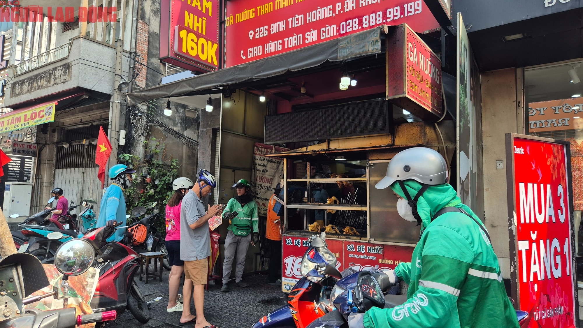 Người tiêu dùng TPHCM xếp hàng mua heo quay , vịt quay ăn Tết Tây - Ảnh 7.