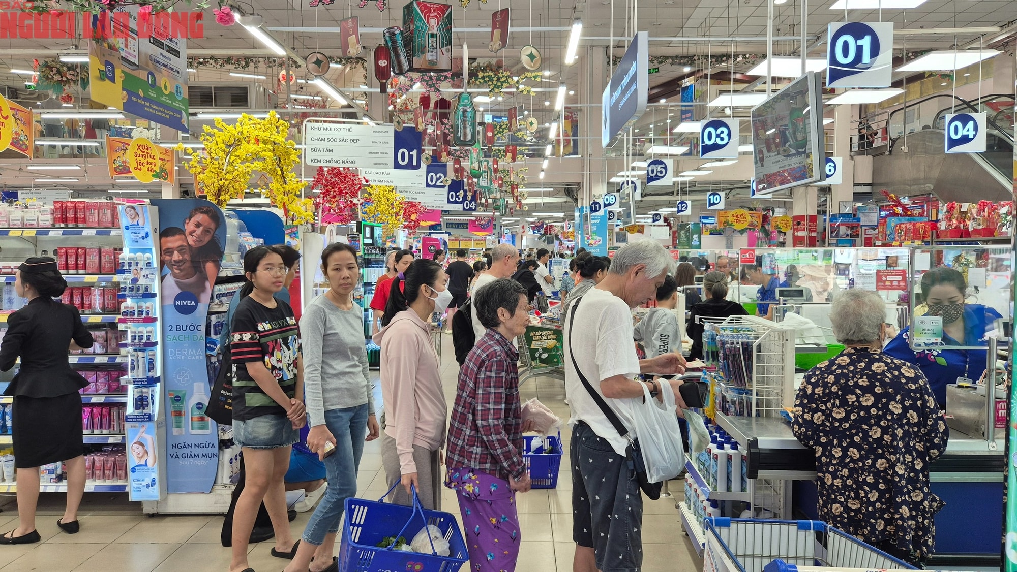 Người tiêu dùng TPHCM xếp hàng mua heo quay , vịt quay ăn Tết Tây - Ảnh 8.