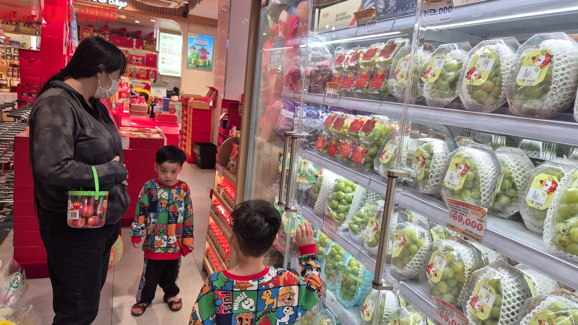 Người tiêu dùng TPHCM xếp hàng mua heo quay , vịt quay ăn Tết Tây - Ảnh 10.