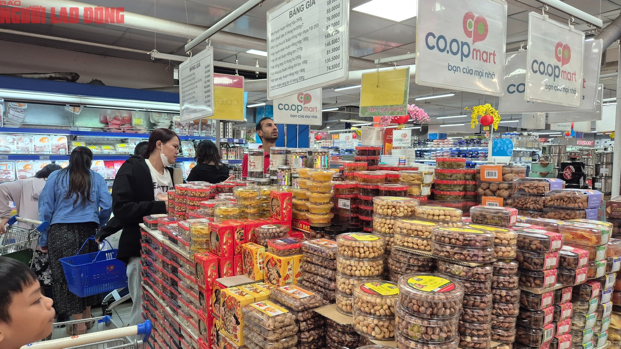 Người tiêu dùng TPHCM xếp hàng mua heo quay , vịt quay ăn Tết Tây - Ảnh 11.