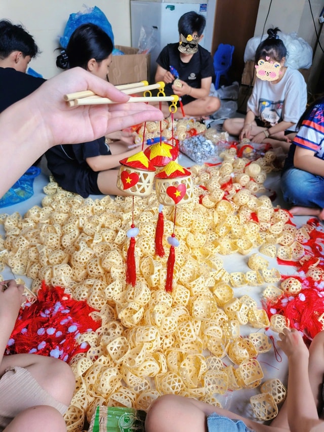 Lồng đèn trung thu 2025 có gì mới lạ và hấp dẫn? - Ảnh 4. Lồng đèn trung thu 2025 có gì mới lạ và hấp dẫn? - Ảnh 4.