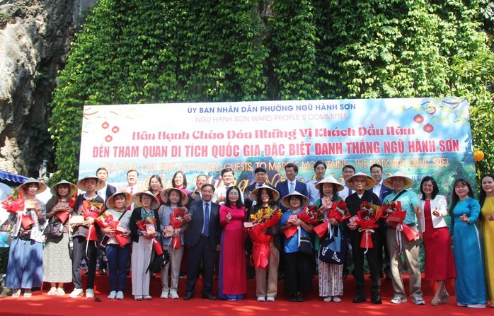 Hàng nghìn du khách đến danh thắng Ngũ Hành Sơn, xem “đặc sản” Ma Nhai - Ảnh 2.