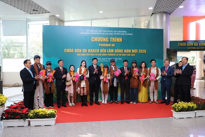 Lâm Đồng, Gia Lai đón du khách "xông đất" đầu năm 2026 - Ảnh 1.