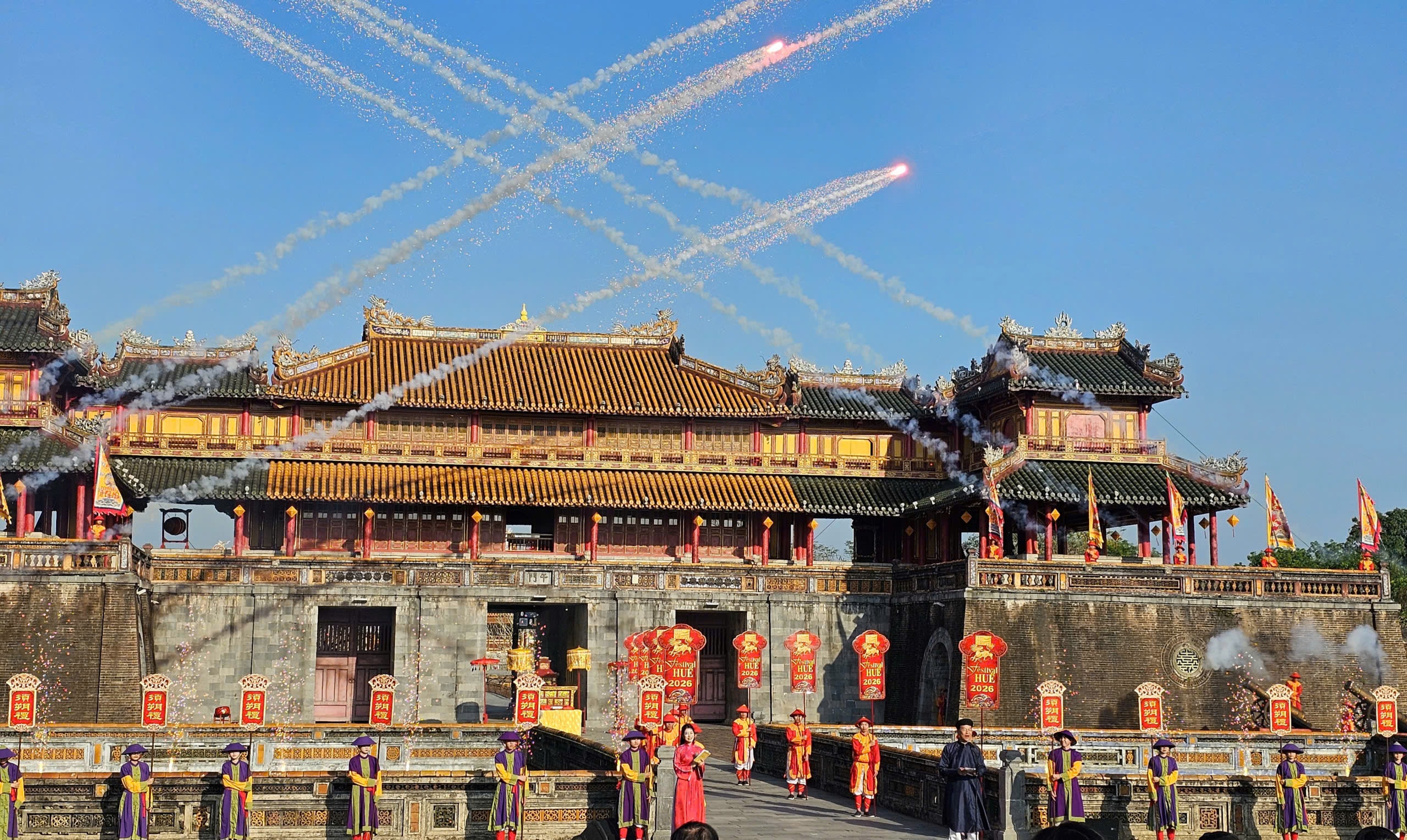 Du khách hào hứng tham quan di tích Huế, xem tái hiện lễ Ban sóc đầu năm mới- Ảnh 1.