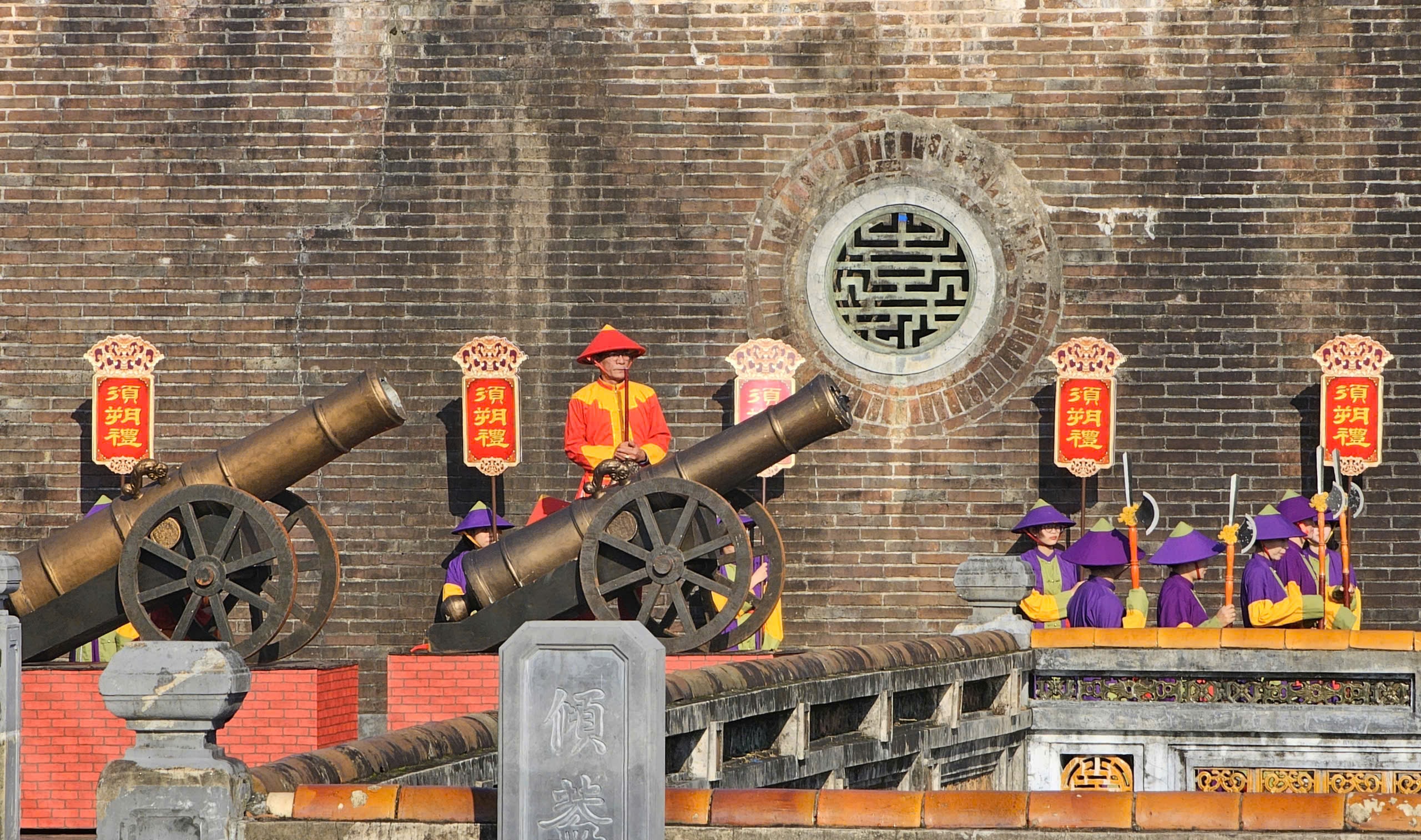 Du khách hào hứng tham quan di tích Huế, xem tái hiện lễ Ban sóc đầu năm mới- Ảnh 4.