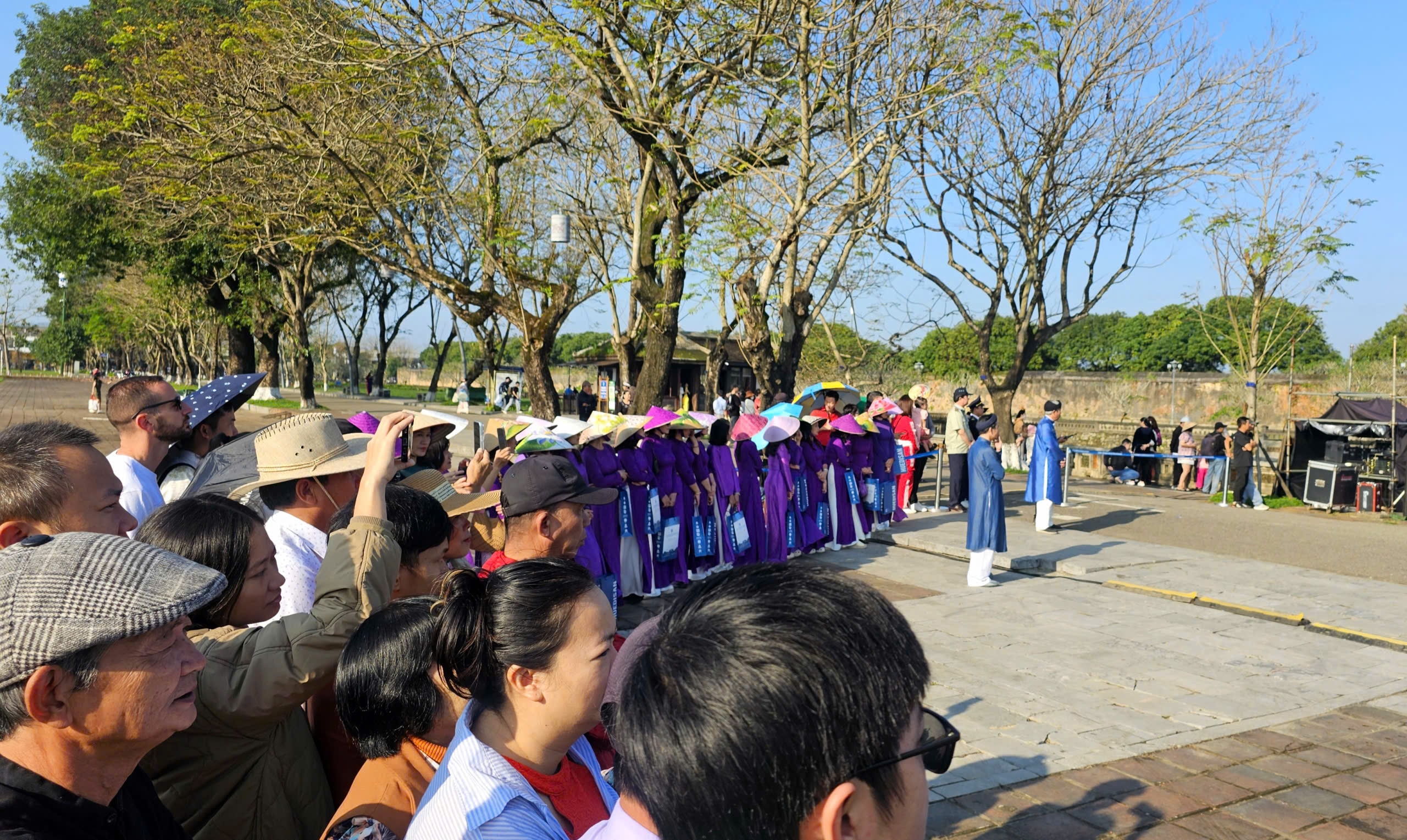 Du khách hào hứng tham quan di tích Huế, xem tái hiện lễ Ban sóc đầu năm mới- Ảnh 8.