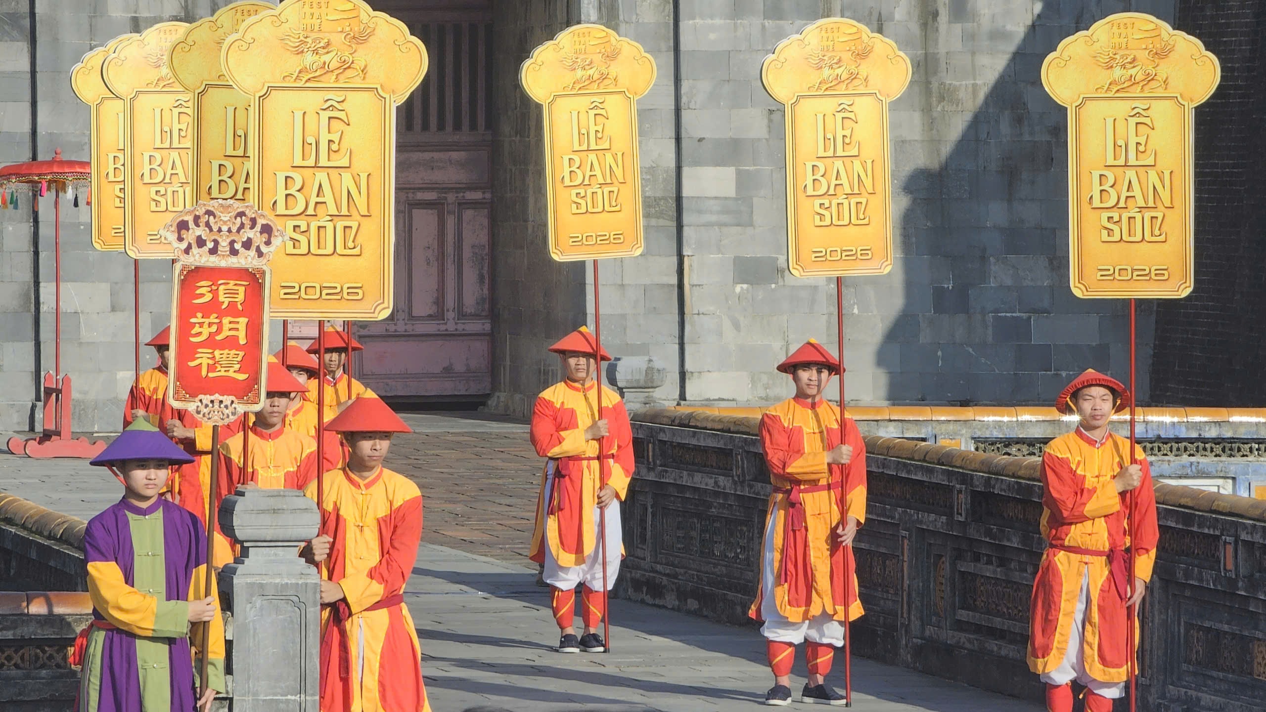 Du khách hào hứng tham quan di tích Huế, xem tái hiện lễ Ban sóc đầu năm mới- Ảnh 2.