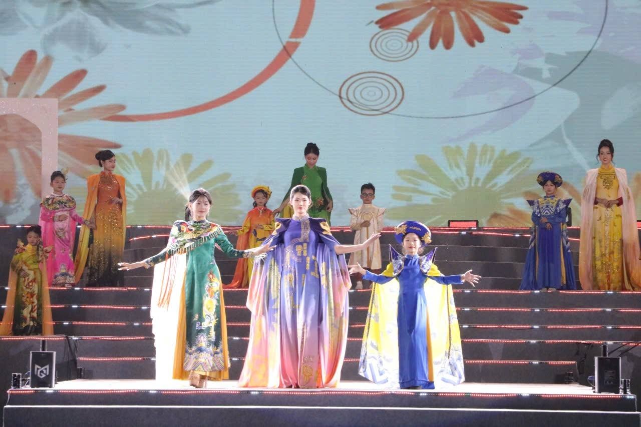 Bùng nổ cảm xúc chào năm mới 2026 tại Hải Phòng, Quảng Ninh- Ảnh 5.