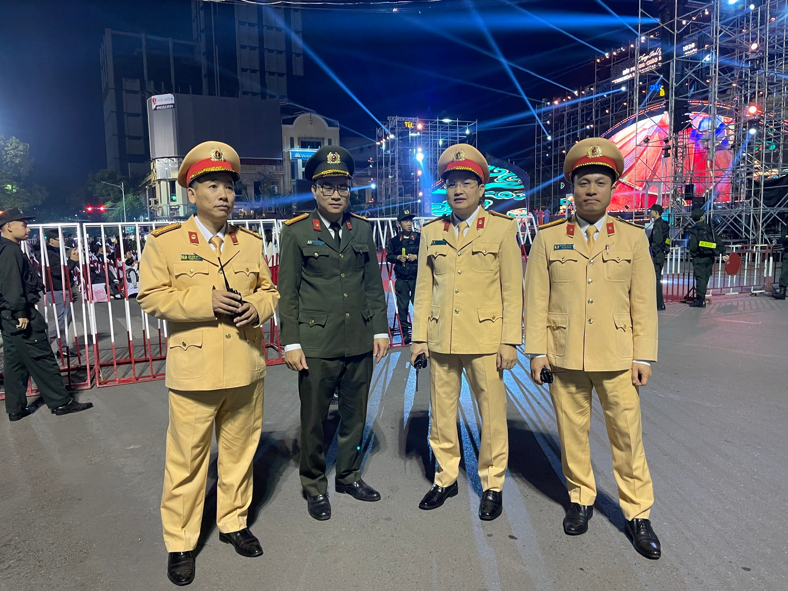 Bùng nổ cảm xúc chào năm mới 2026 tại Hải Phòng, Quảng Ninh- Ảnh 9.