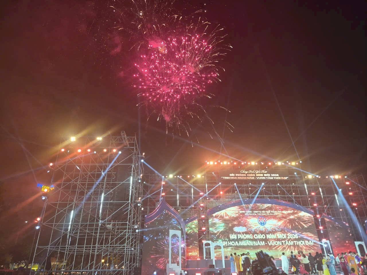 Bùng nổ cảm xúc chào năm mới 2026 tại Hải Phòng, Quảng Ninh- Ảnh 10.