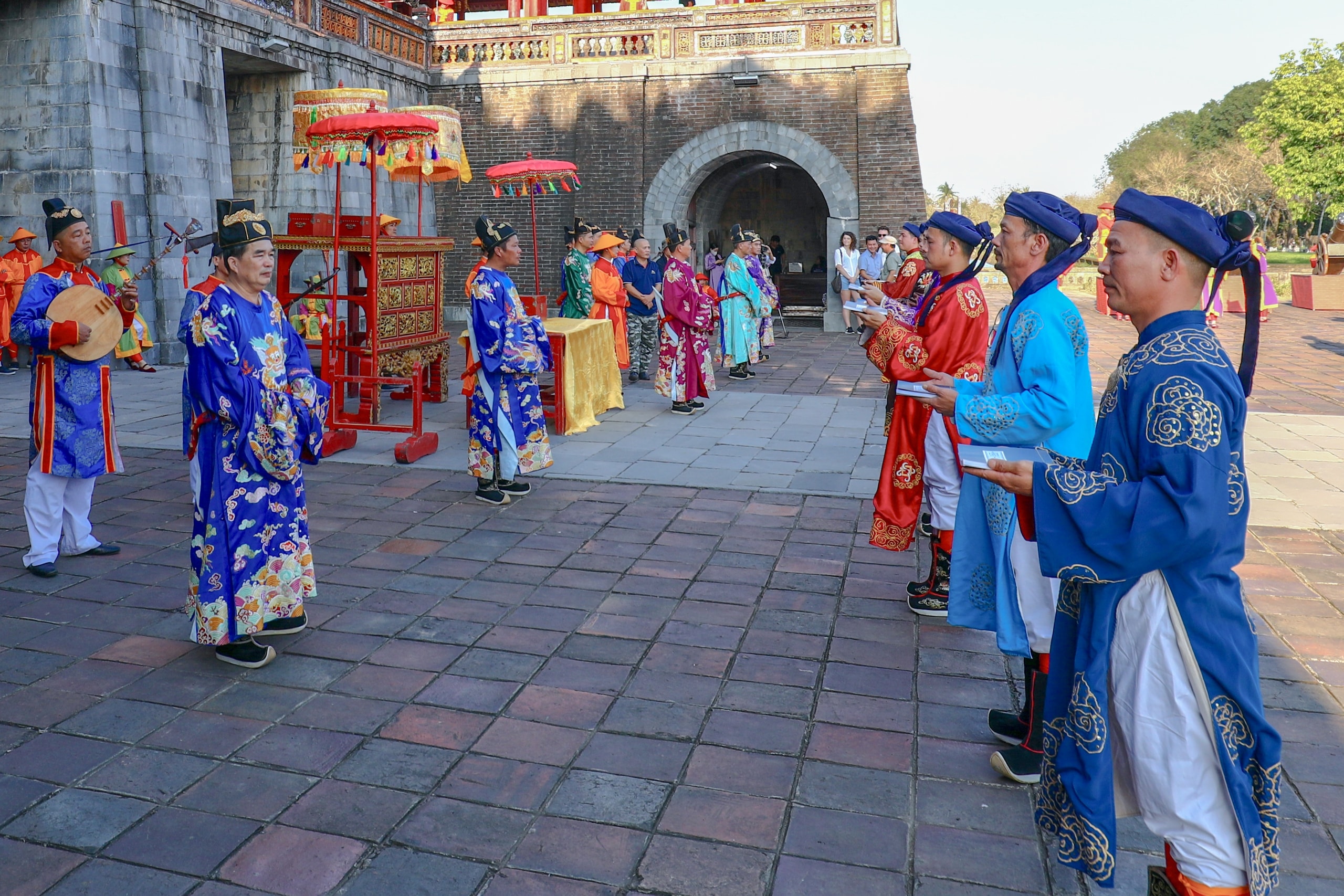 Du khách hào hứng tham quan di tích Huế, xem tái hiện lễ Ban sóc đầu năm mới- Ảnh 5.