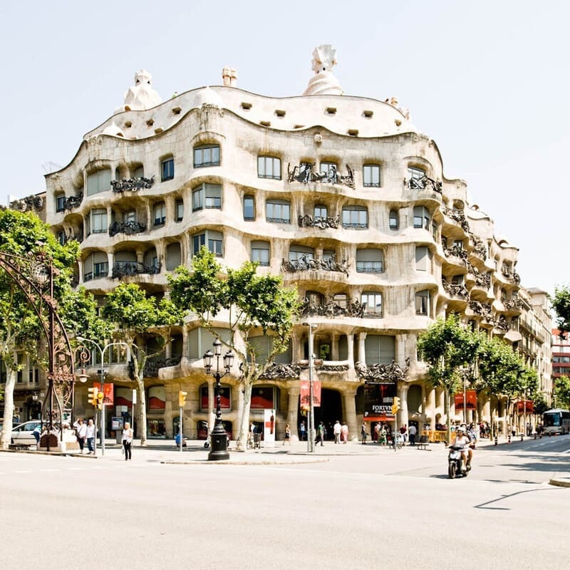Tòa nhà Casa Mila là một trong những kiệt tác kiến trúc tiêu biểu và thành công nhất của kiến trúc sư Antoni Gaudi (1852 - 1926), trở thành điểm du lịch nổi tiếng tại Barcelona. Đây là bước đột phá và đầy táo bạo của Gaudi trong ngành kiến trúc. Theo nhiều chuyên gia, khó có công trình nào trên thế giới đạt đến mức độ tinh xảo 