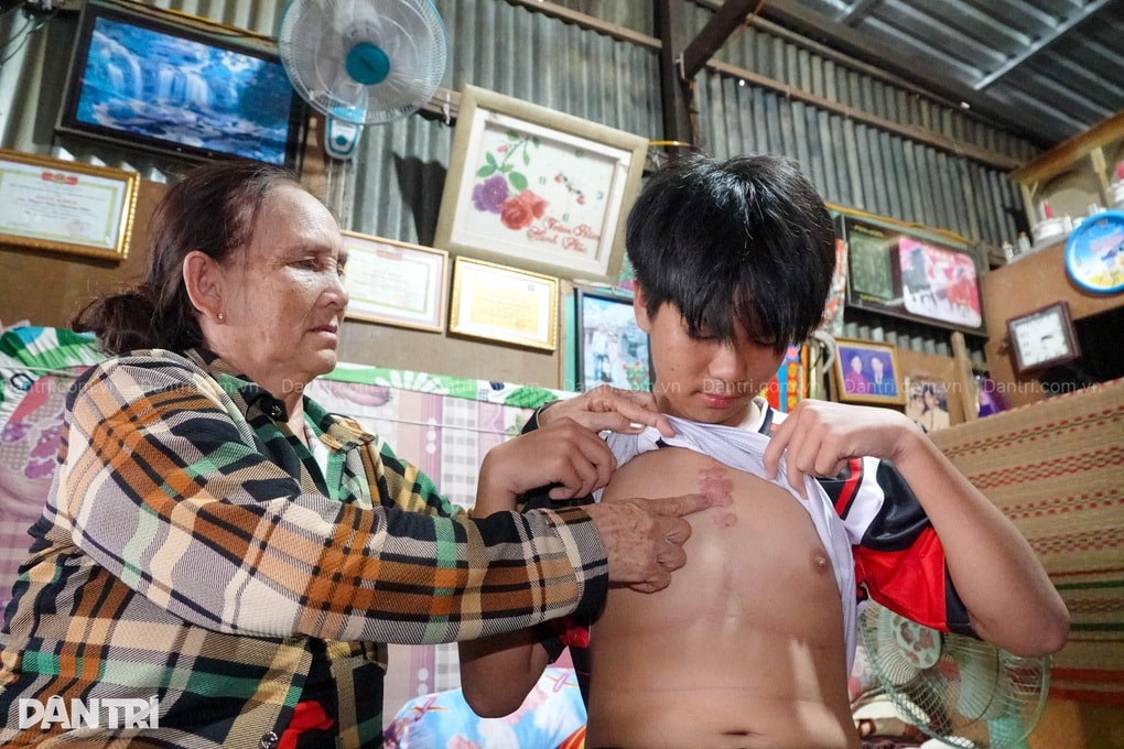 Cha mẹ mất sớm, hai anh em nương tựa ông bà nội già yếu, nguy cơ thất học - 2