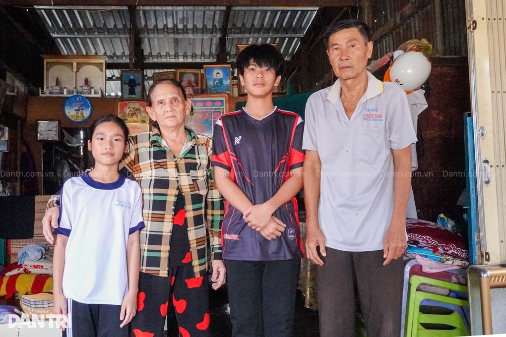 Cha mẹ mất sớm, hai anh em nương tựa ông bà nội già yếu, nguy cơ thất học - 1