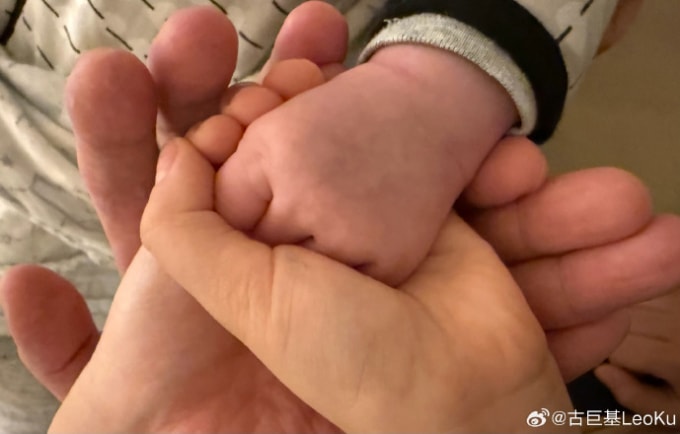 Gia đình Cổ Cự Cơ nắm tay nhau. Ảnh: Weibo