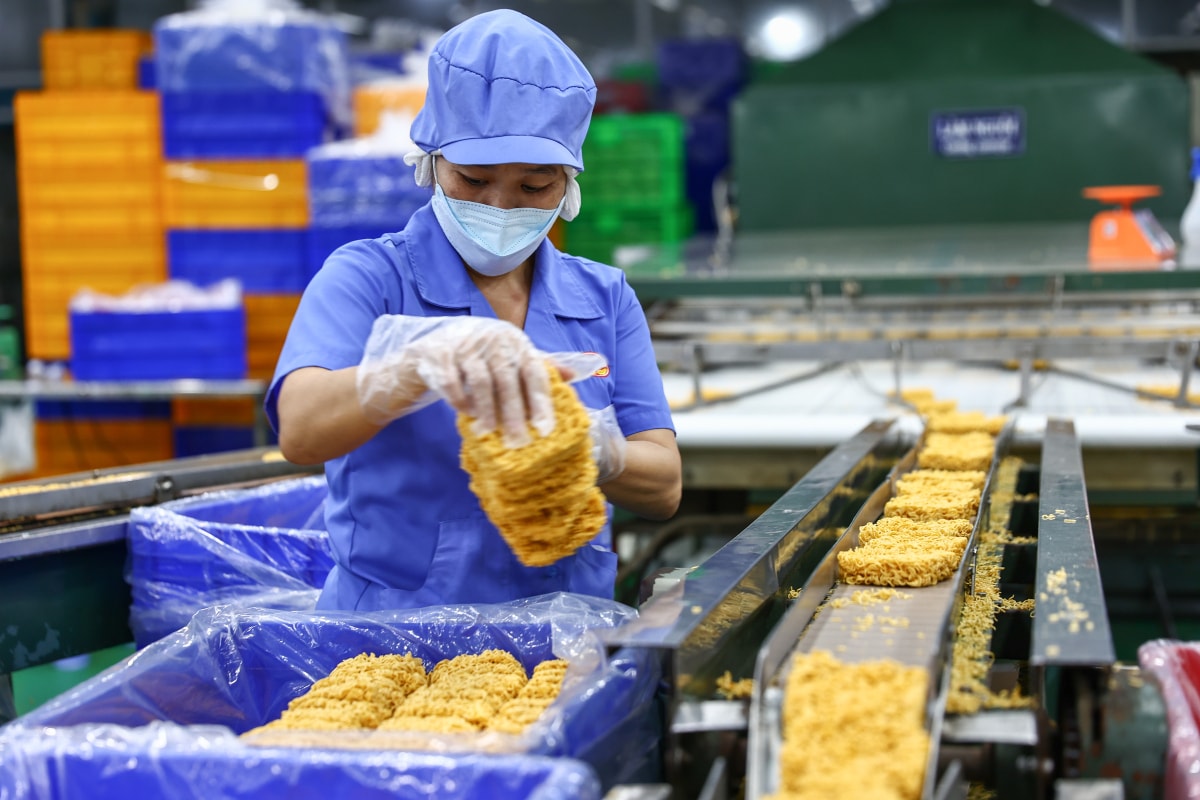 Công nhân sản xuất mì ăn liền tại Công ty cổ phần lương thực thực phẩm Colusa - Miliket ở TP Thủ Đức, tháng 3/2025. Ảnh: Quỳnh Trần
