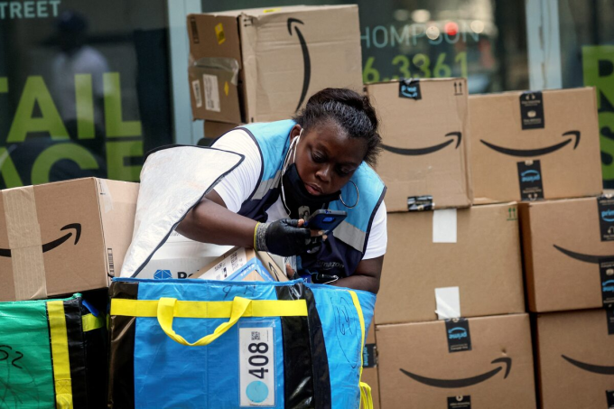 Một nhân viên giao hàng Amazon kiểm tra các kiện hàng tại thành phố New York, Mỹ, ngày 11/7/2022. Ảnh: Reuters