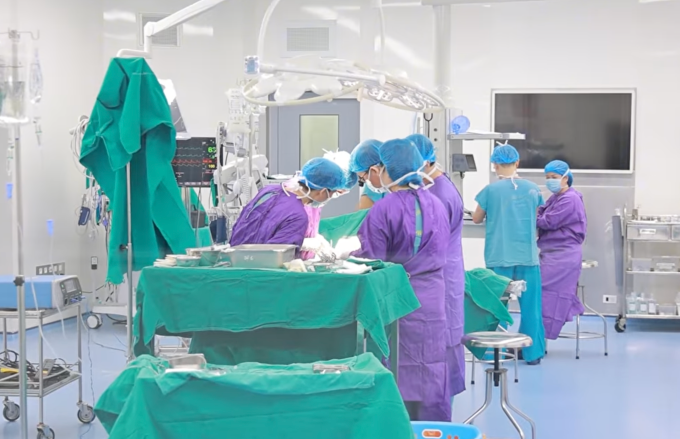 Kíp chạy đua cứu sản phụ hôn mê nguy kịch. Ảnh: Bệnh viện cung cấp