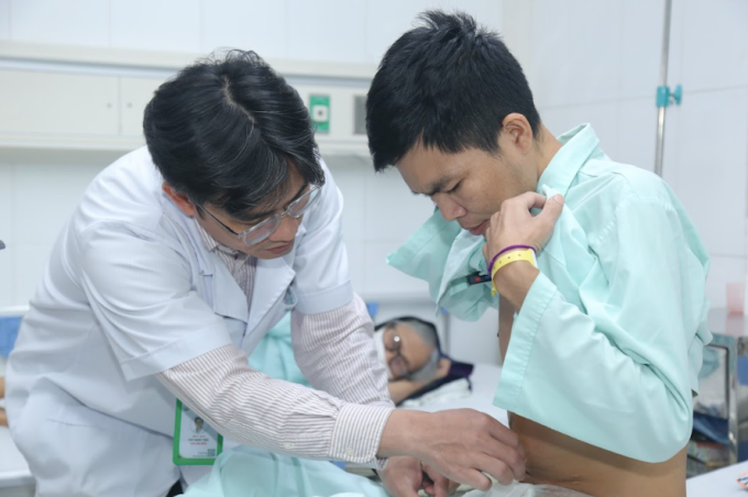 Bác sĩ thăm khám cho bệnh nhân sau phẫu thuật. Ảnh: Thái Ngọc