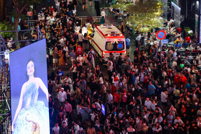 Xe cứu thương được điều động khu vực gần sân khấu để đảm bảo an toàn cho khán giả khi theo dõi chương trình chào đón năm mới 2026 tại phố đi bộ Nguyễn Huệ ở TP HCM đ