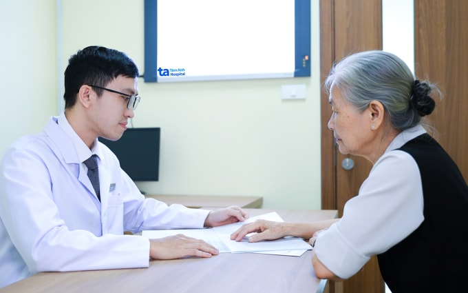 Bác sĩ Thành giải thích tình trạng khớp háng cho người bệnh cao tuổi. Ảnh minh họa: Phòng khám Đa khoa Tâm Anh Quận 7